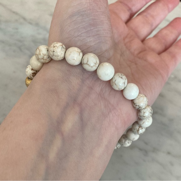 Carved Jade and Howlite Beaded Bracelet - Picture 10 of 13